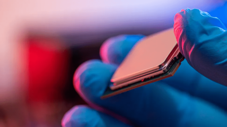 Ensure all images include descriptive alt text, such as "Diagram of silicon-free GAAFET transistor structure.